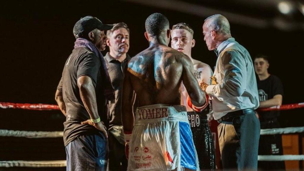 Los púgiles con sus entrenadores a punto de iniciar el combate en Sant Adrià