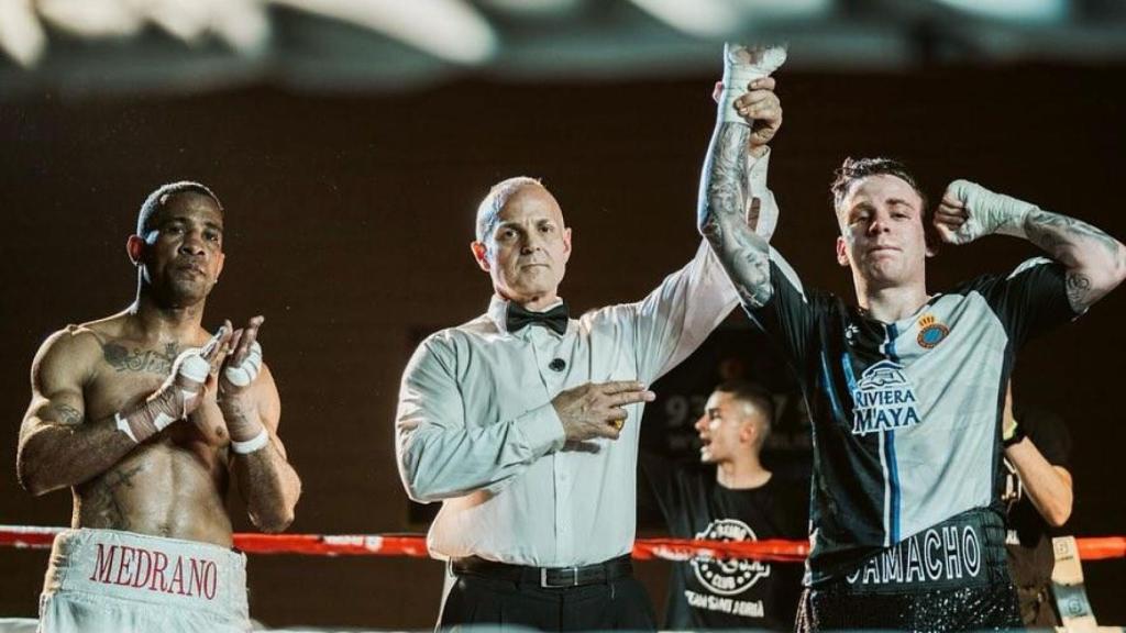 El árbitro en una de las peleas de la noche en Sant Adrià