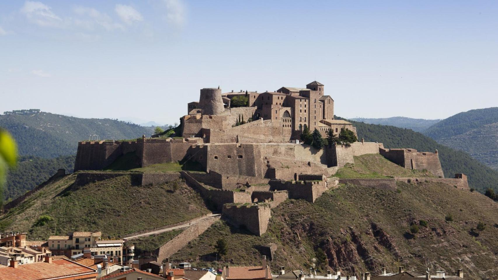 El castillo medieval de Cardona con vistas perfecto para visitar esta Semana Santa