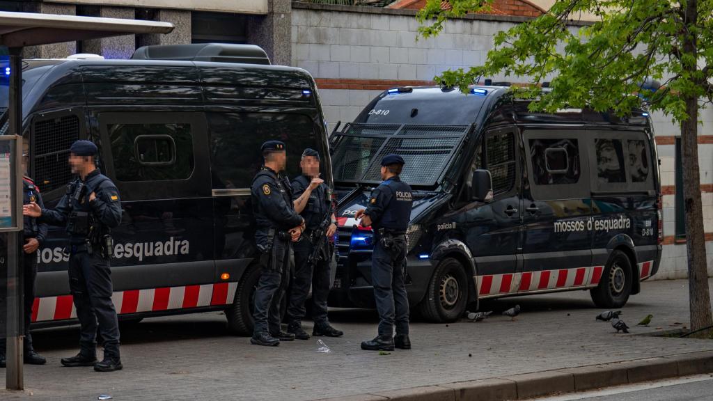 Agentes antidisturbios de los Mossos d'Esquadra durante el dispositivo especial en el barrio de Cerdanyola de Mataró