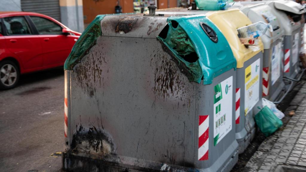 Un contenedor quemado en Mataró