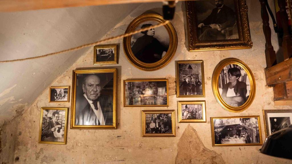 Paret de la llibreria amb fotos històriques del local