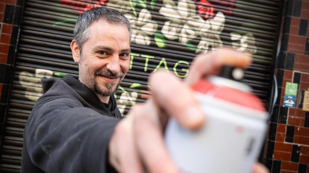 Daniel Tomàs, el artista que ha pintado cincuenta persianas de comercios de Sant Antoni