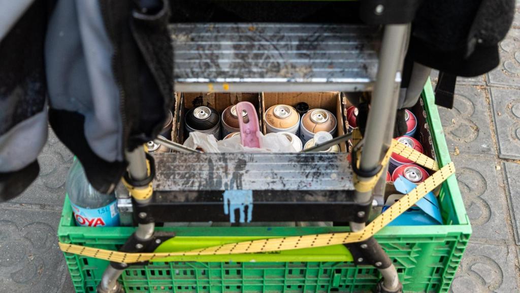 Carro ple de material per pintar persianes de l'artista Daniel Thomàs