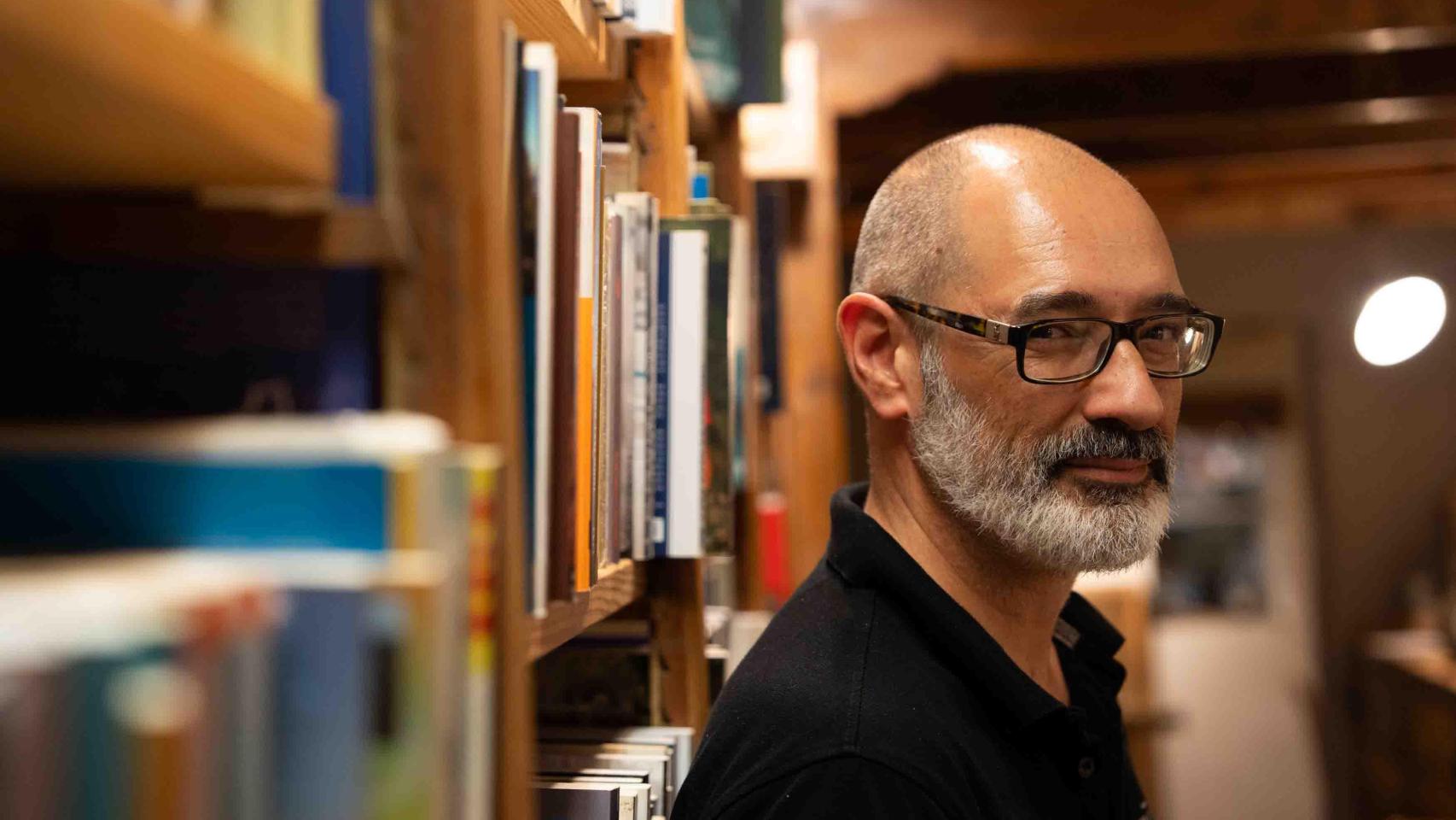 Raimund Querol, cuarta generación del Espai Quera, la librería más antigua de Barcelona