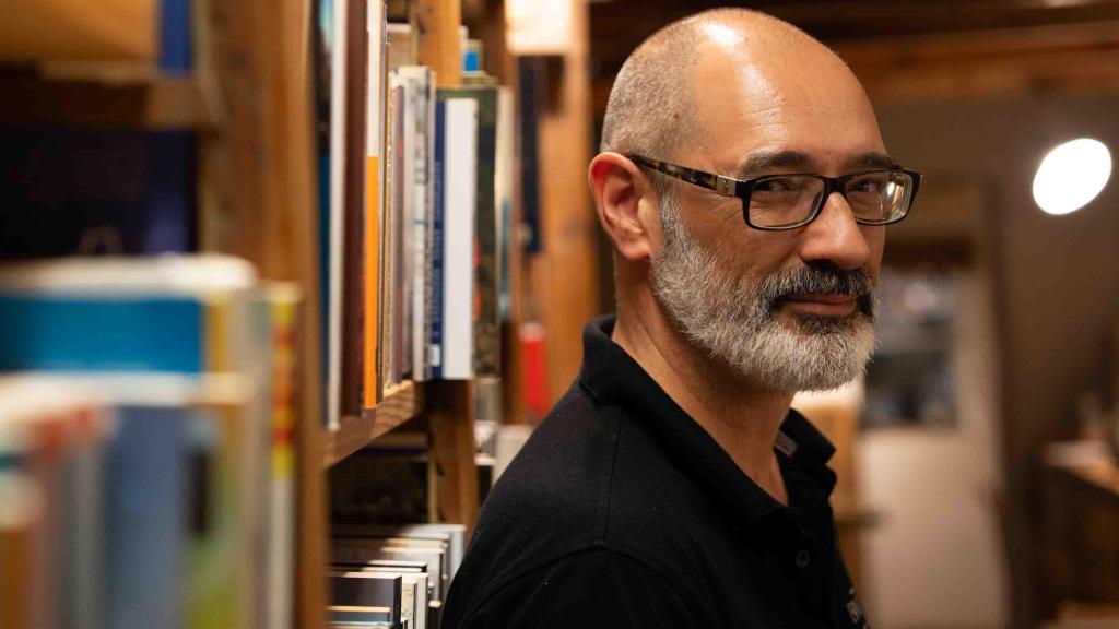 Raimund Querol, cuarta generación del Espai Quera, la librería más antigua de Barcelona