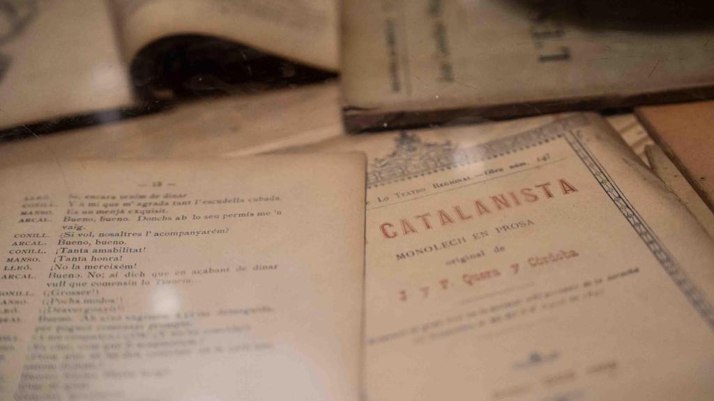 Taula de la llibreria amb una versió de Hamlet de 1898 traduït pel besavi de Raimund