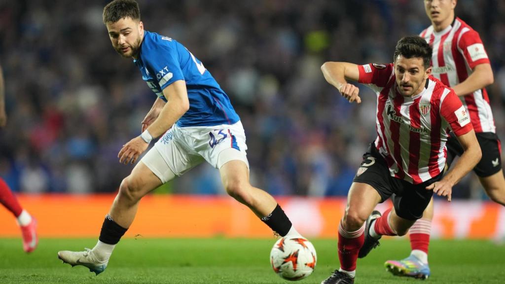 El Athletic Club y el Rangers de Glasgow, en acción durante los cuartos de final de la Europa League
