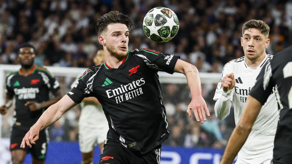 Declan Rice controla el balón por delante de Fede Valverde en el Real Madrid-Arsenal
