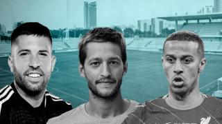 Jordi Alba, Oscar Pierre y Thiago Alcántara en el estadio del CE L'Hospitalet