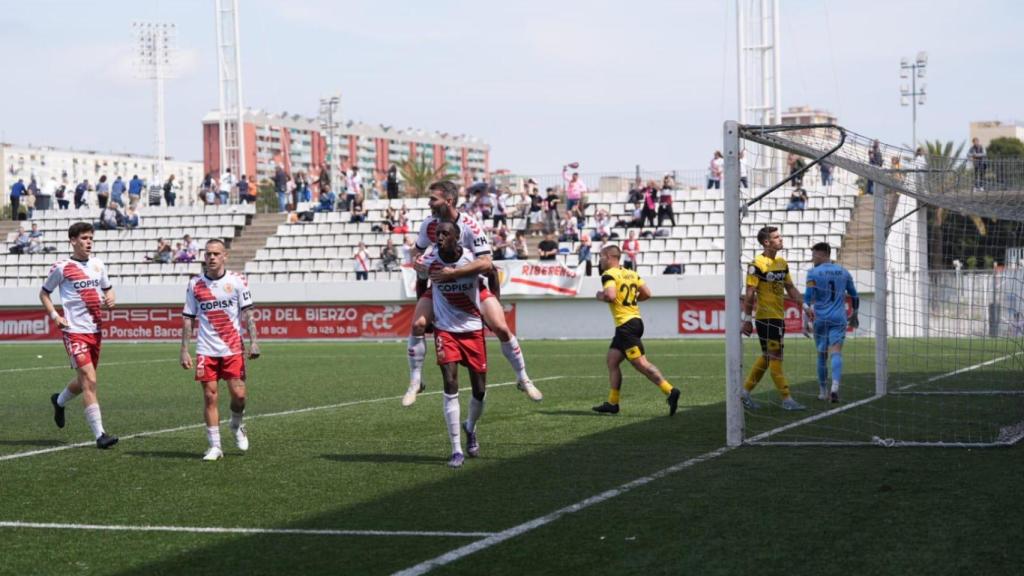 Celebración de un gol del CE L'Hospitalet ante el Manresa