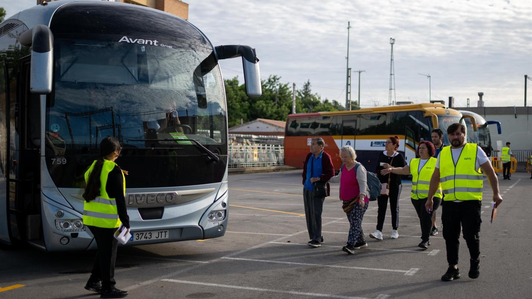 Operarios de Renfe organizan uno de los buses del servicio alternativo de Renfe
