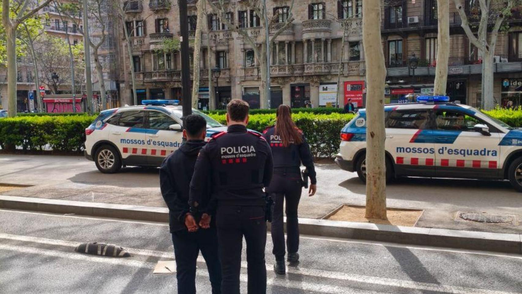 Detenidos dos hombres por distribuir drogas asociadas al fenómeno del chemsex desde un domicilio del Eixample