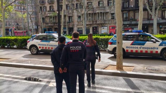 Detenidos dos hombres por distribuir drogas asociadas al fenómeno del chemsex desde un domicilio del Eixample