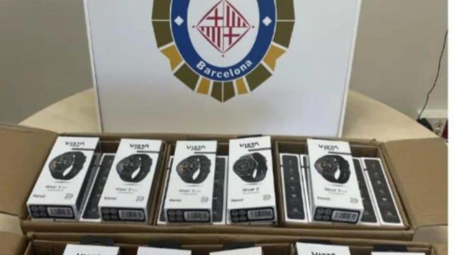 La Guardia Urbana de Barcelona investiga a un hombre tras hallar 67 relojes en su coche abandonado