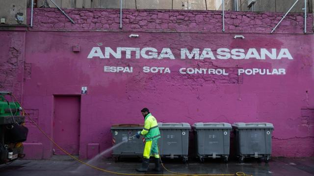 Una persona de limpieza delante de la Antiga Massana, a 10 de enero de 2025, en Barcelona, Catalunya (España)