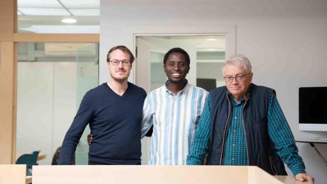De izquierda a derecha: Aljoscha Schulze, colaborador del programa Learnlife Rwanda;  Jean Habumugisha, CEO de Learnlife Rwanda, y Stephen Harris, cofundador de Learnlife