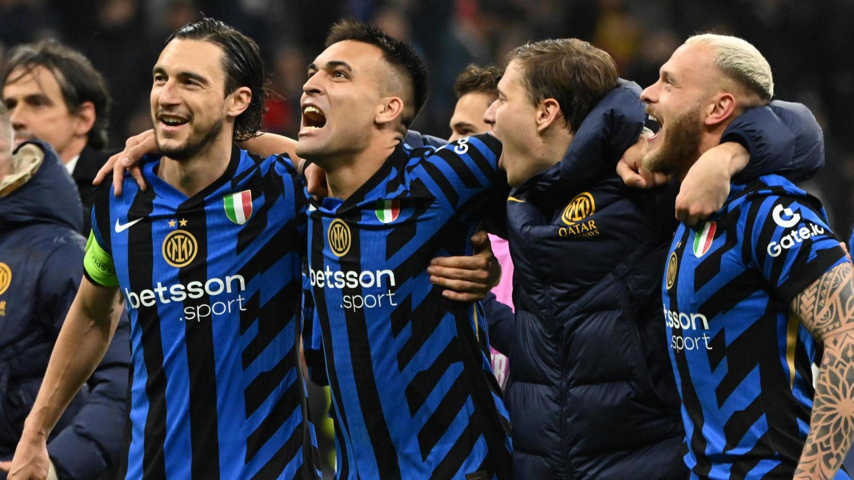 Matteo Darmian, Nicolò Barella, Lautaro Martínez y Federico Dimarco celebran el pase del Inter de Milán a las semifinales de la Champions League