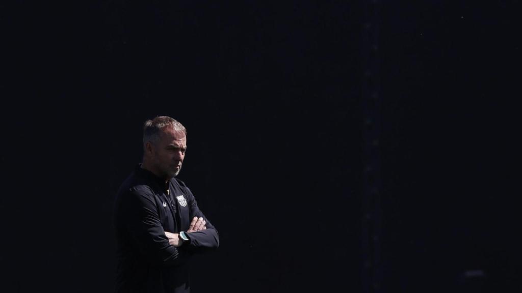 Hansi Flick en el entrenamiento del Barça antes de recibir al Celta