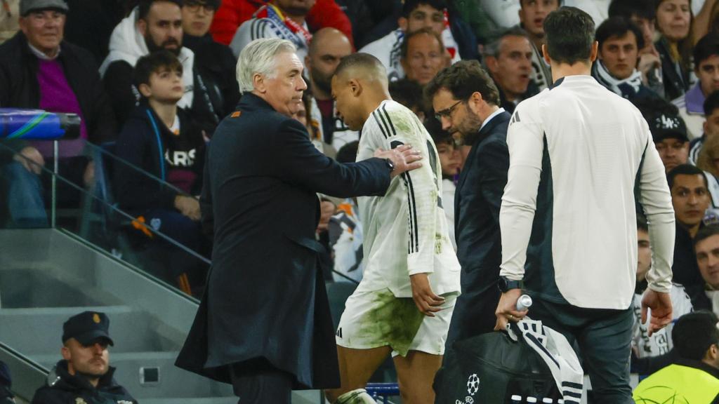 Kylian Mbappé abandona el campo en el Real Madrid-Arsenal por lesión