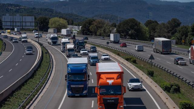 Tráfico durante la operación salida de Semana Santa, en la AP-7, a 17 de abril de 2025, en Sant Cugat