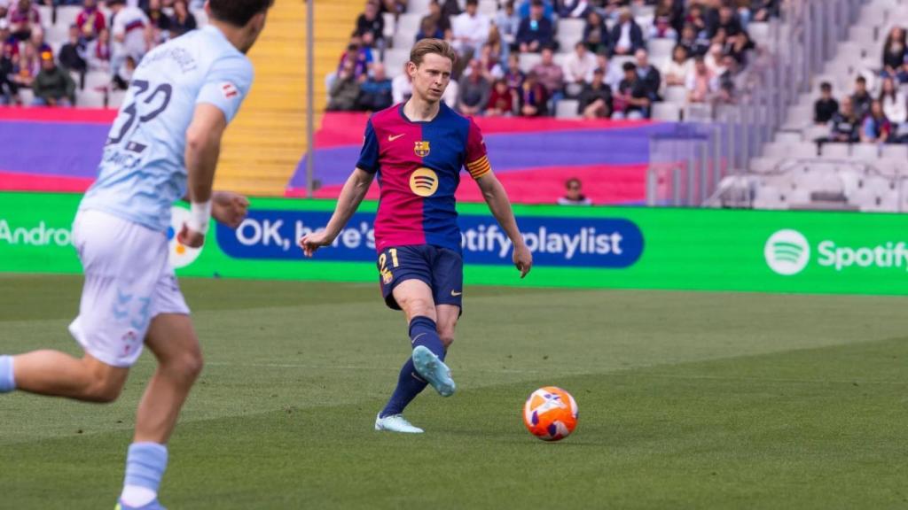 Frenkie de Jong, amb el braçalet de capità durant el Barça-Celta de Lliga a Montjuïc