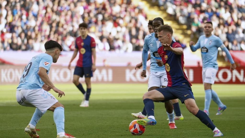 Dani Olmo conduce el balón, en plena remontada del Barça contra el Celta en Liga
