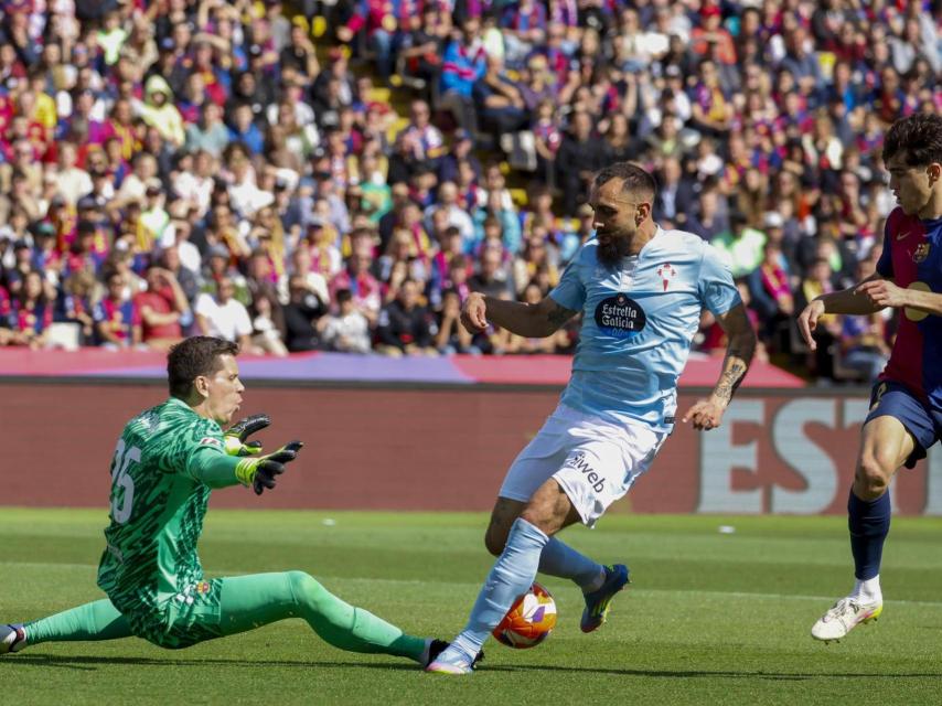 Wojciech Szczesny se enfrenta a Borja Iglesias en el Barça-Celta