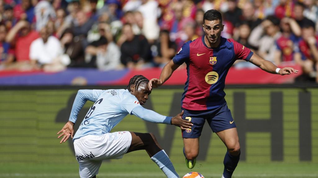 Ferran Torres dribla a Ilaix Moriba durante el Barça-Celta de Liga