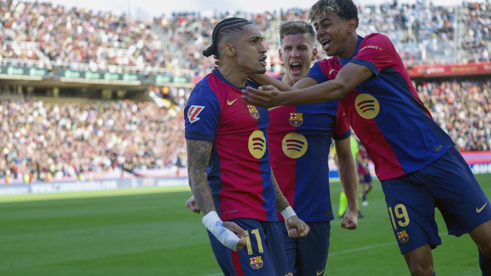 Lamine Yamal y Dani Olmo celebran con Raphinha el gol de la victoria durante el Barça-Celta de Liga en Montjuïc