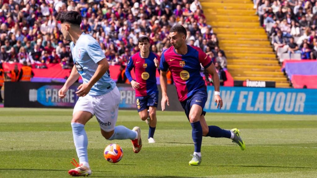 Ferran Torres conduce el balón durante el Barça-Celta de Liga en Montjuïc