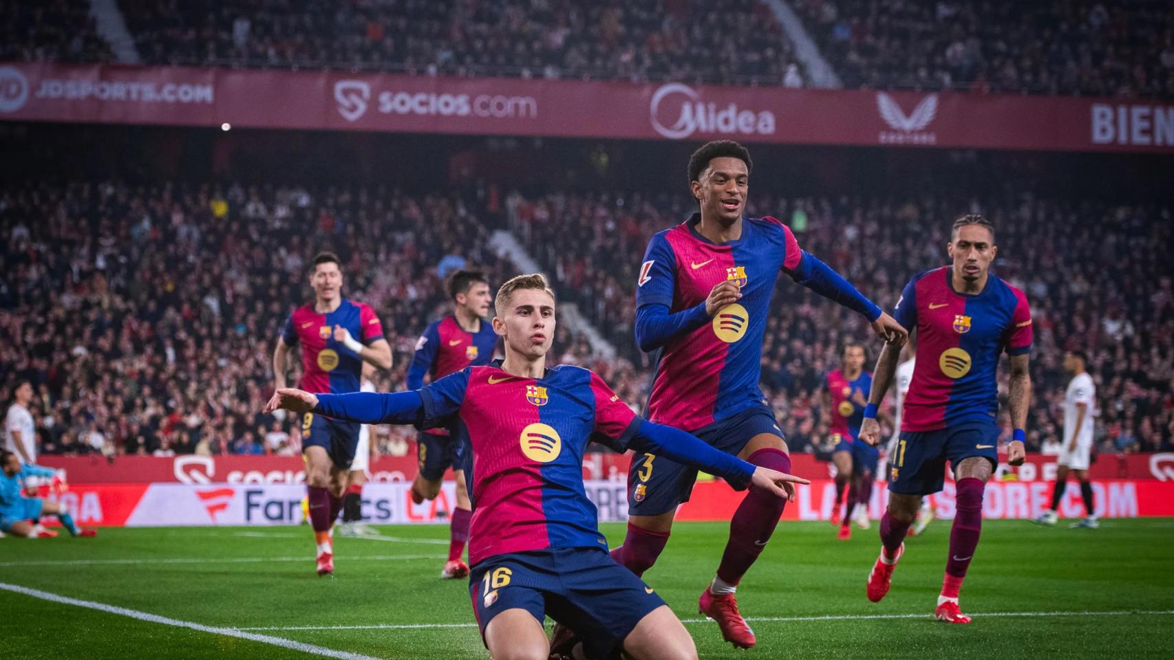 Fermín López celebra junto a Alejandro Balde un gol durante el Sevilla-Barça