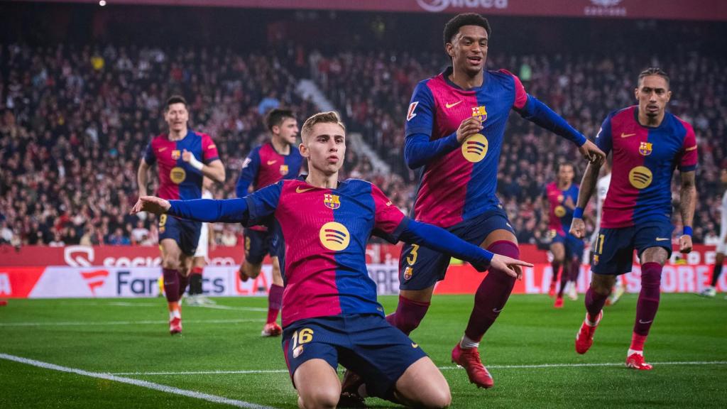 Fermín López celebra junto a Alejandro Balde un gol durante el Sevilla-Barça