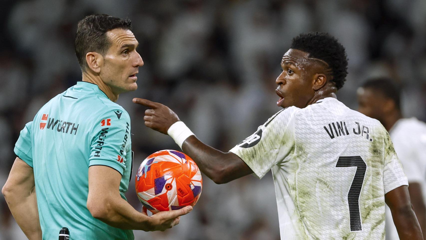 Vinicius Jr protesta una decisión del árbitro en el Real Madrid-Athletic Club
