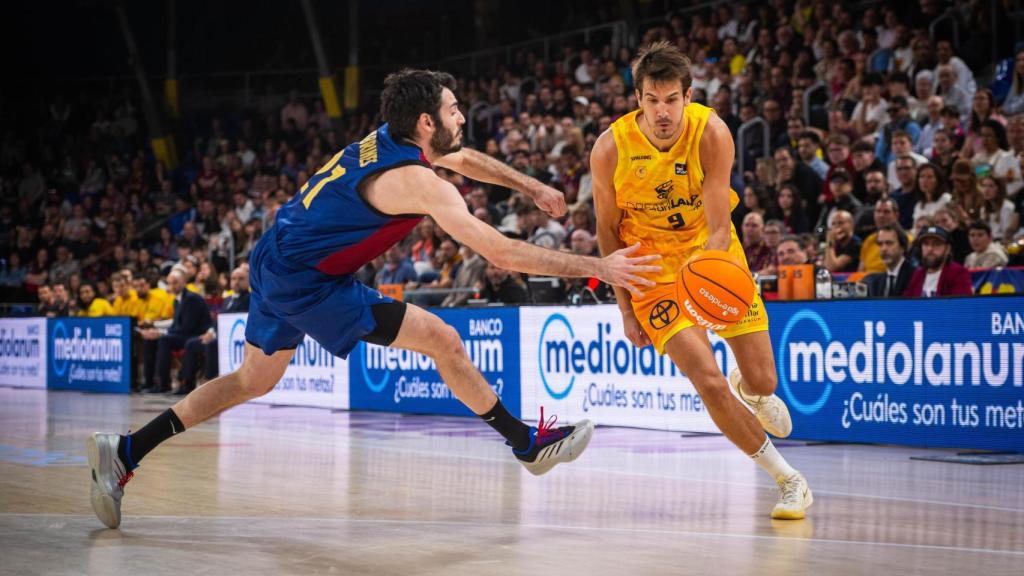 Álex Abrines defiende una jugada durante el Barça de basket-Gran Canaria en el Palau Blaugrana