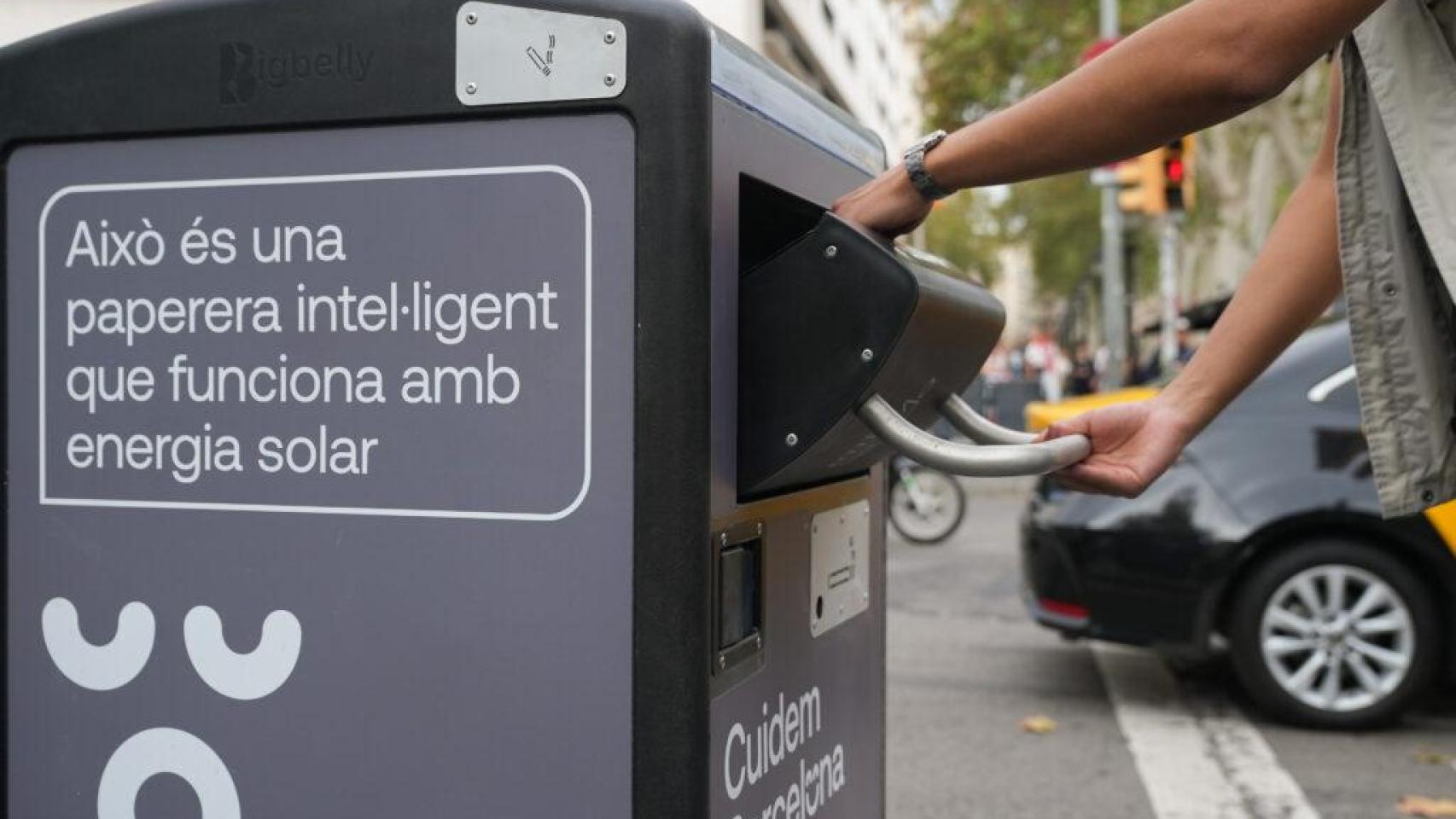 Barcelona apuesta por papeleras inteligentes para mejorar la limpieza en torno a la Sagrada Familia