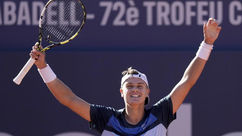 El tennista danès Holger Rune celebra la seva victòria davant l'espanyol Carlos Alcaraz durant la final del Barcelona Open Banc Sabadell-Trofeu Conde de Godó