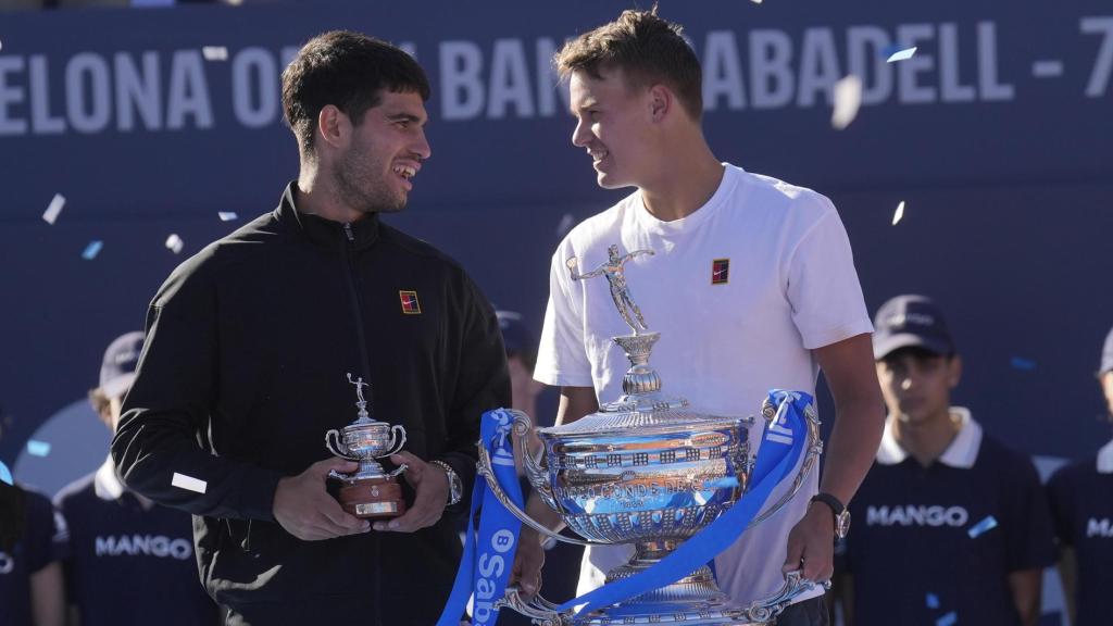 El tennista danès Holger Rune amb el trofeu després de la seva victòria davant Carlos Alcaraz a la final del Godó de 2025