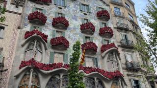 La Casa Batlló, decorada con motivo de Sant Jordi