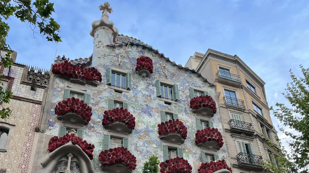 La Casa Batlló, decorada con motivo de Sant Jordi