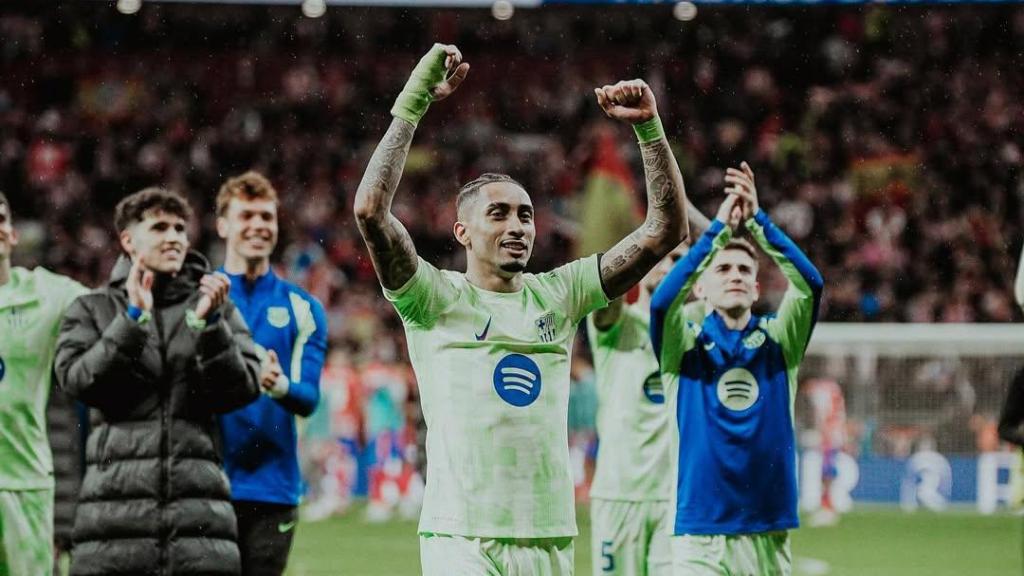 Raphinha, con la mano vendada, celebra la victoria contra el Atlético en la Copa