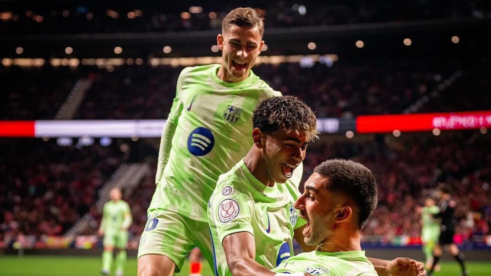 Lamine Yamal, con la mano vendada, felicita a Ferran Torres tras marcar el gol de la victoria contra el Atlético en la Copa