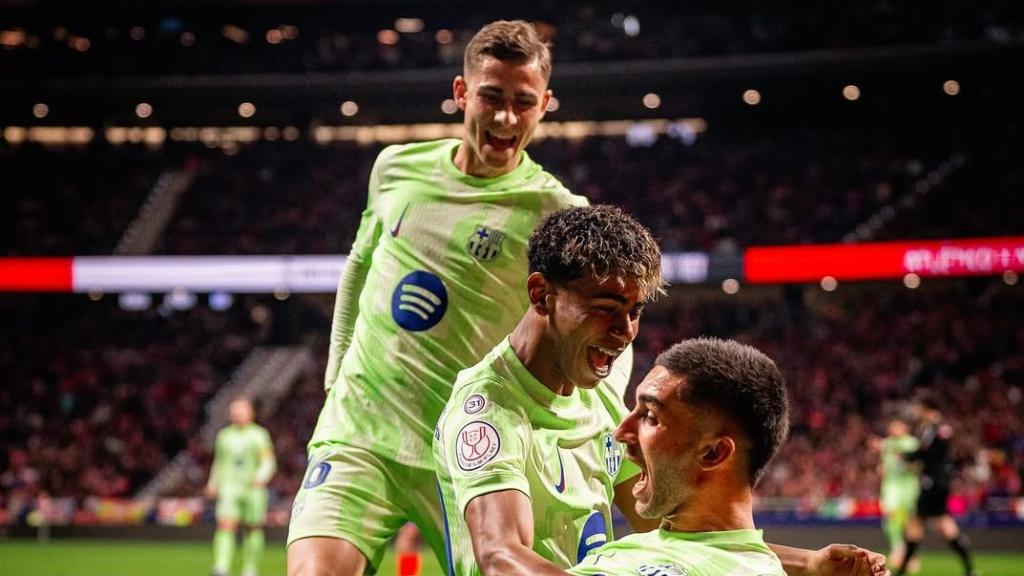 Lamine Yamal, con la mano vendada, felicita a Ferran Torres tras marcar el gol de la victoria contra el Atlético en la Copa