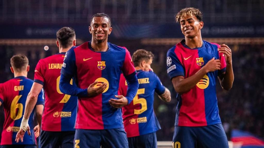 Lamine Yamal, ya sin el vendaje de la mano, baila junto a Balde para celebrar un gol