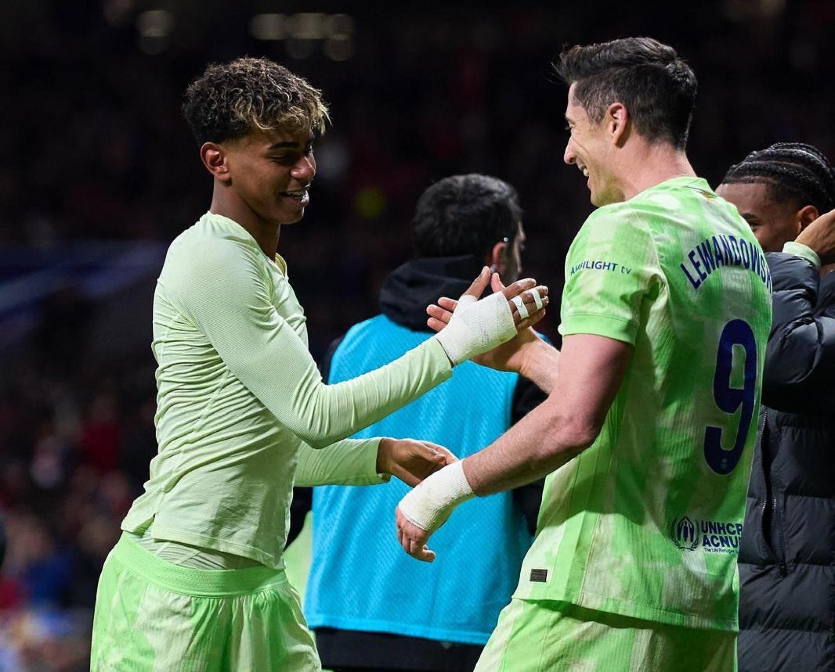 Lamine Yamal y Lewandowski se saludan, ambos con la mano vendada