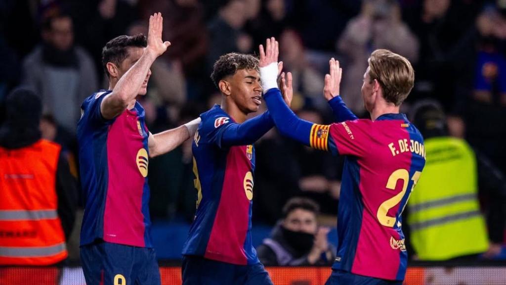De jong, con la mano vendada en un partido del Barça en enero