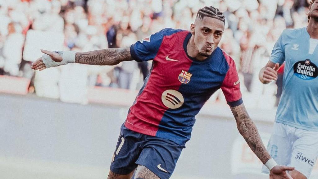 Raphinha, con la mano vendada, celebra su gol contra el Celta