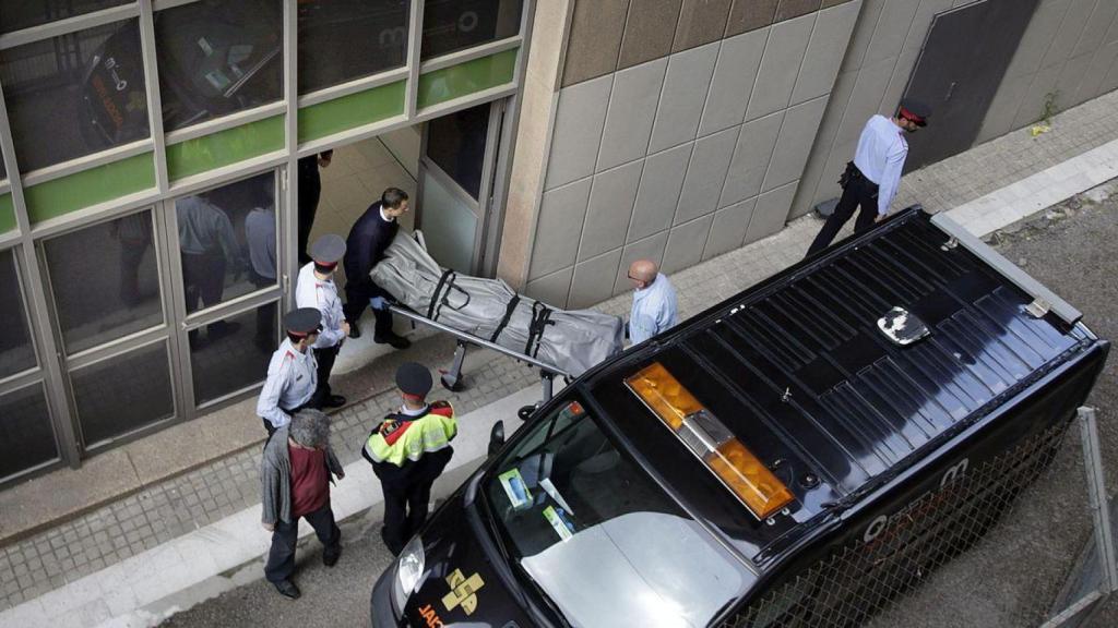 Funeraris retiren el cos del professor assassinat per un alumne a l'institut Joan Fuster de Barcelona