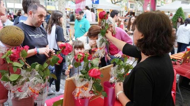 Una parada de rosas de Sant Jordi en Esplugues de Llobregat