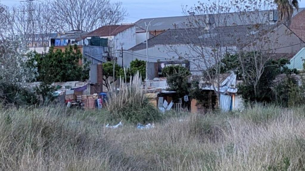 Los vecinos de Urgoiti-Ponsich en El Prat, al límite por las chabolas, los robos y los okupas